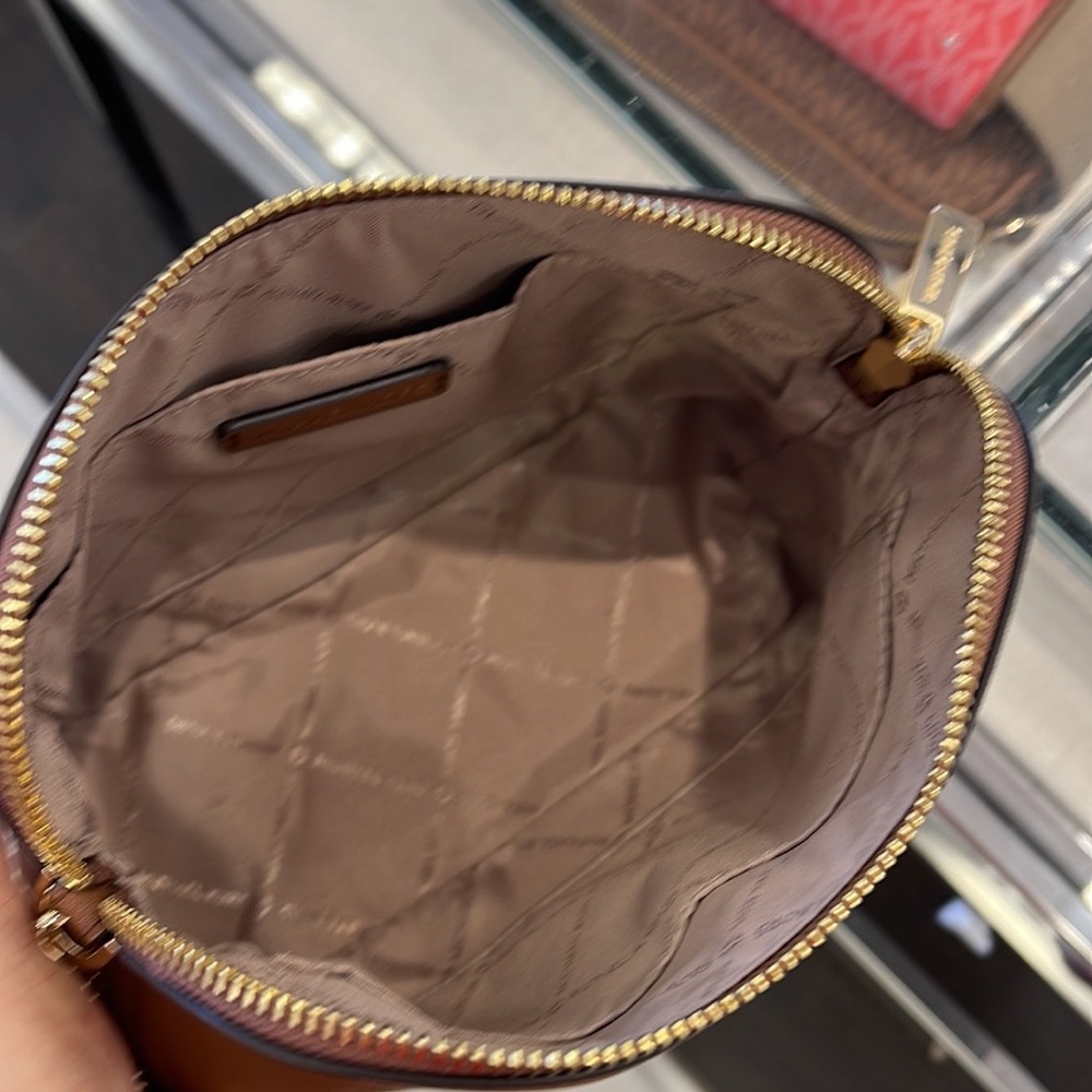 MICHAEL KORS
Jet Set Travel Medium Dome Crossbody Bag
Luggage
NWT - Picture 3 of 16